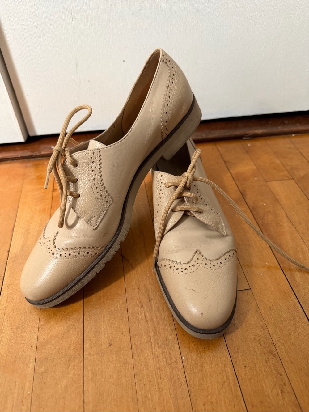 Vintage Salvatore Ferragamo Boutique Beige Wingtip Lace-Up Flats size 7.5A